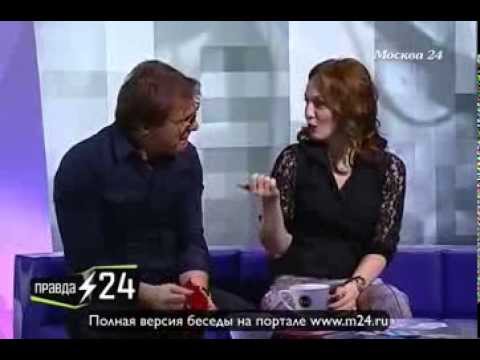 Альбина Джанабаева слушает лекции в машине