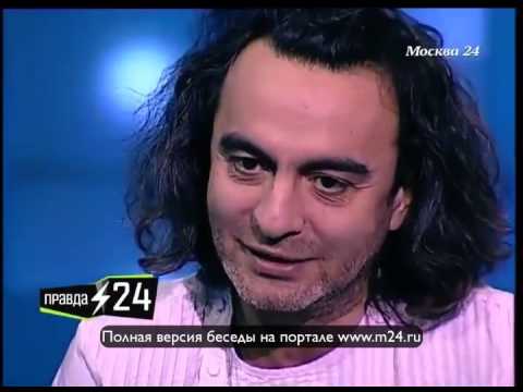 Кот как собака охраняет дом