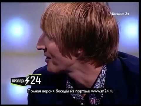 Иван Скобрев одевает жену