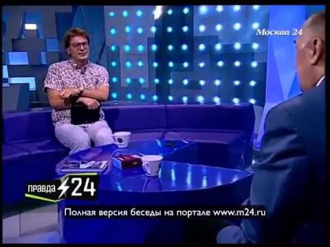 Солидные люди около урны